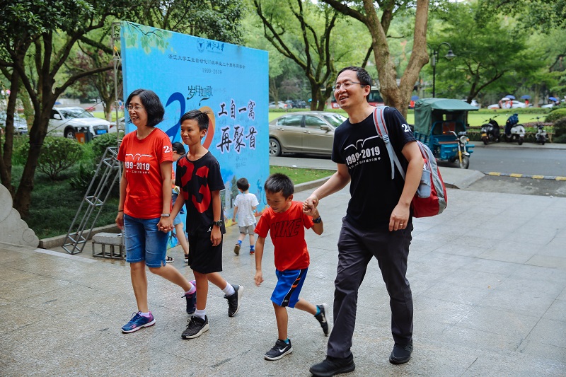 5d2377c381844.jpeg 美国归来一家人.jpeg