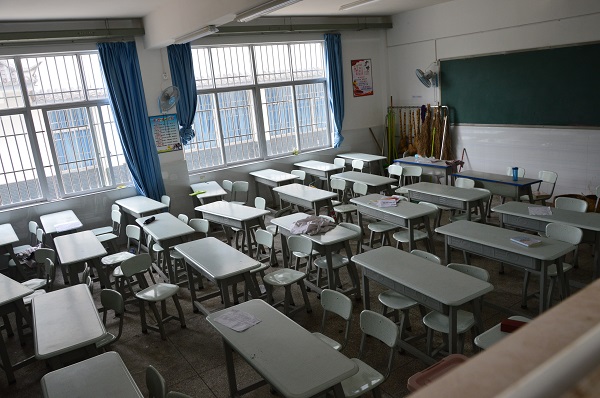 5b63250fb0d03.JPG 当地高中教室.JPG