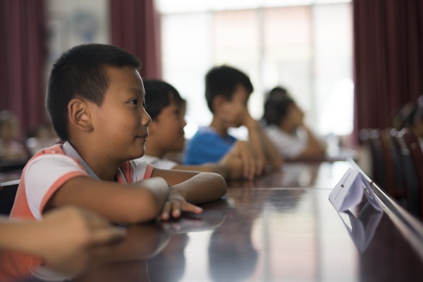 5b6324783b4e3.jpg 学生们认真听课.jpg