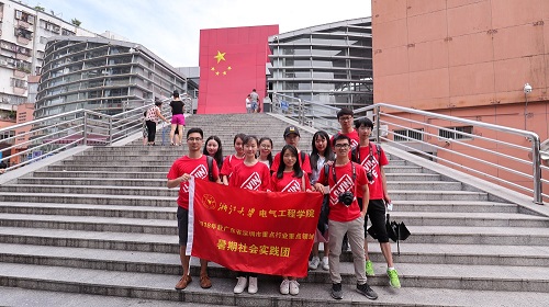 5b6d08e35308c.JPG 中英街合影.JPG